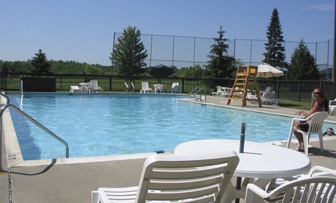Amberwood Village Pool (via amberwood.ca)