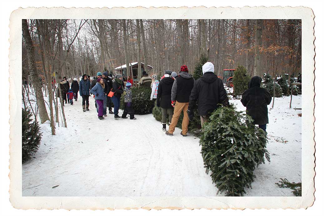 NORTH GOWER, ON. Dec 11, 2016. Line up to checkout at the cashier. Barry Gray (StittsvilleCentral)