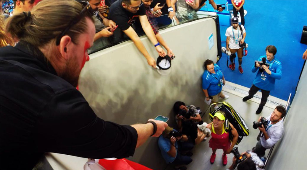 Taylor Fahey drops his cell phone for Eugenie Bouchard