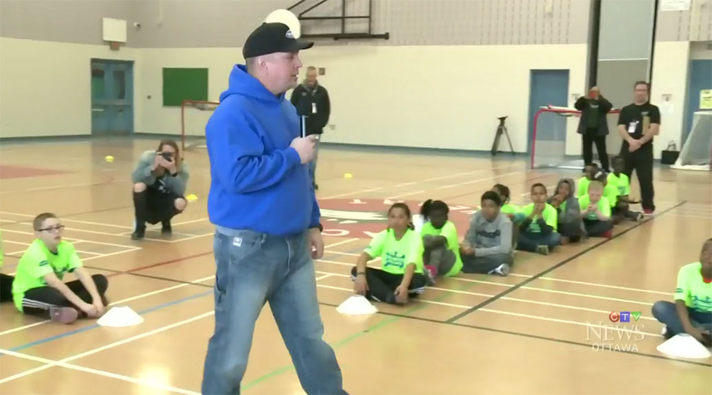 Garth Brooks runs a ball hockey camp at Sacred Heart High School. Image via CTV Ottawa.