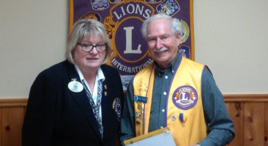 District Governor Shelley presenting Lion Don Carson with a 40 years of service pin